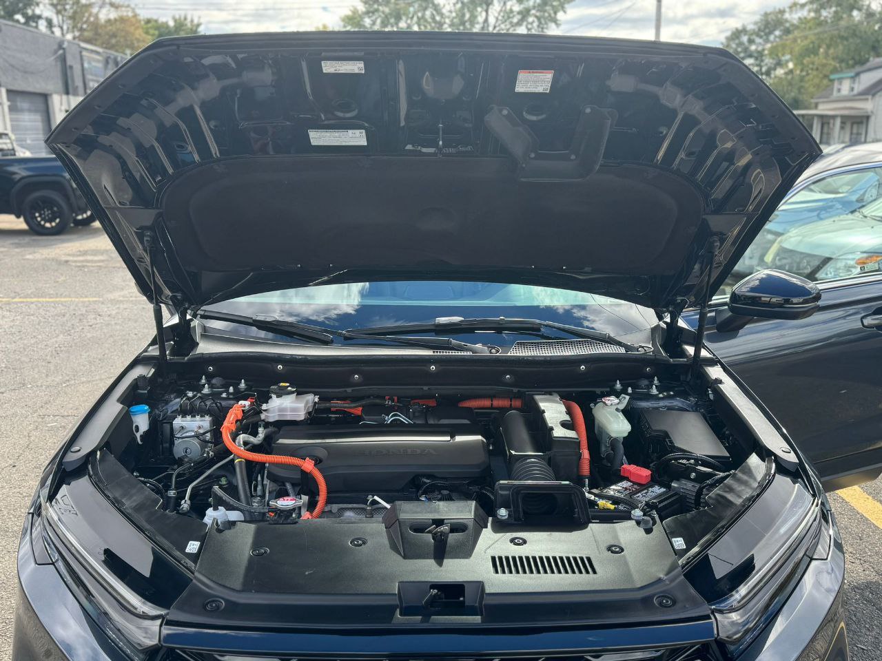 Revisión de motor durante el mantenimiento de un vehículo